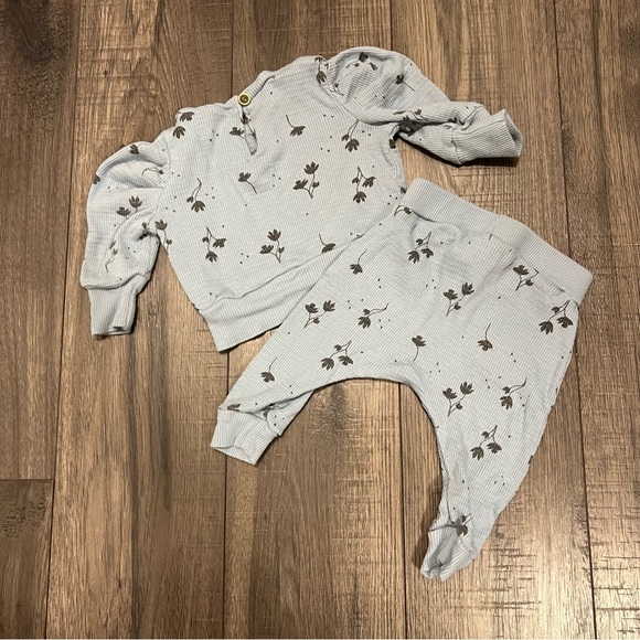 Jessica Simpson Blue with Black Floral Design Sweatshirt and Pants - Picture 4 of 6